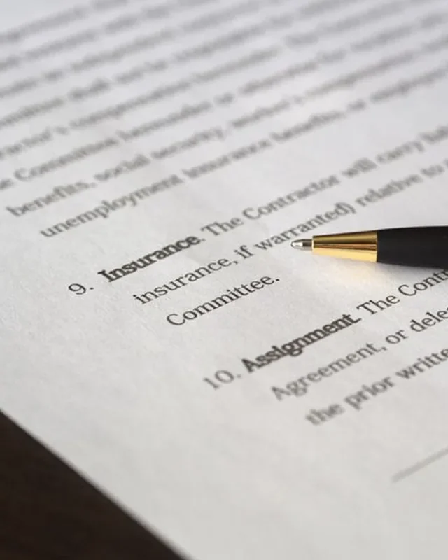 Conditions d’un contrat, le stylo posé sur la clause numérotée 9